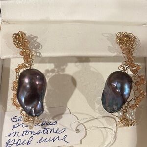 Elegant Gold and Black Pearl Earrings